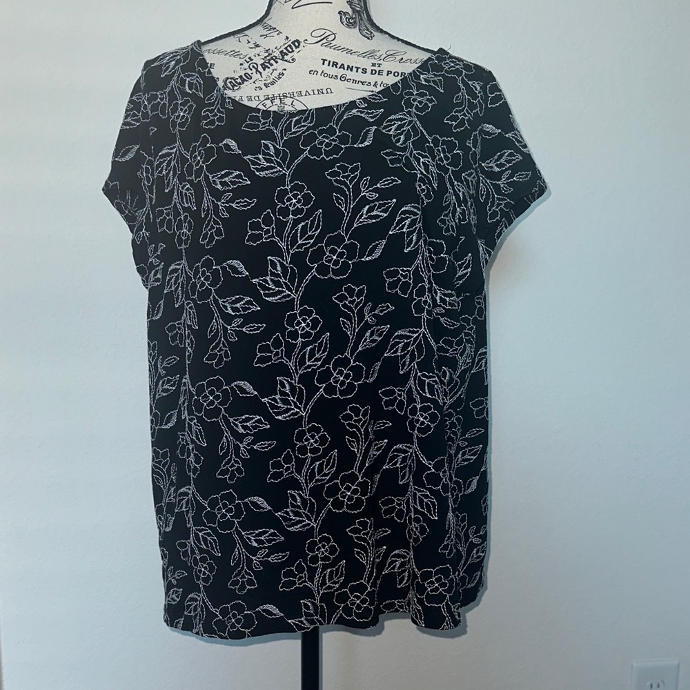 Ann Taylor Factory Black Floral Print Short-Sleeve Top